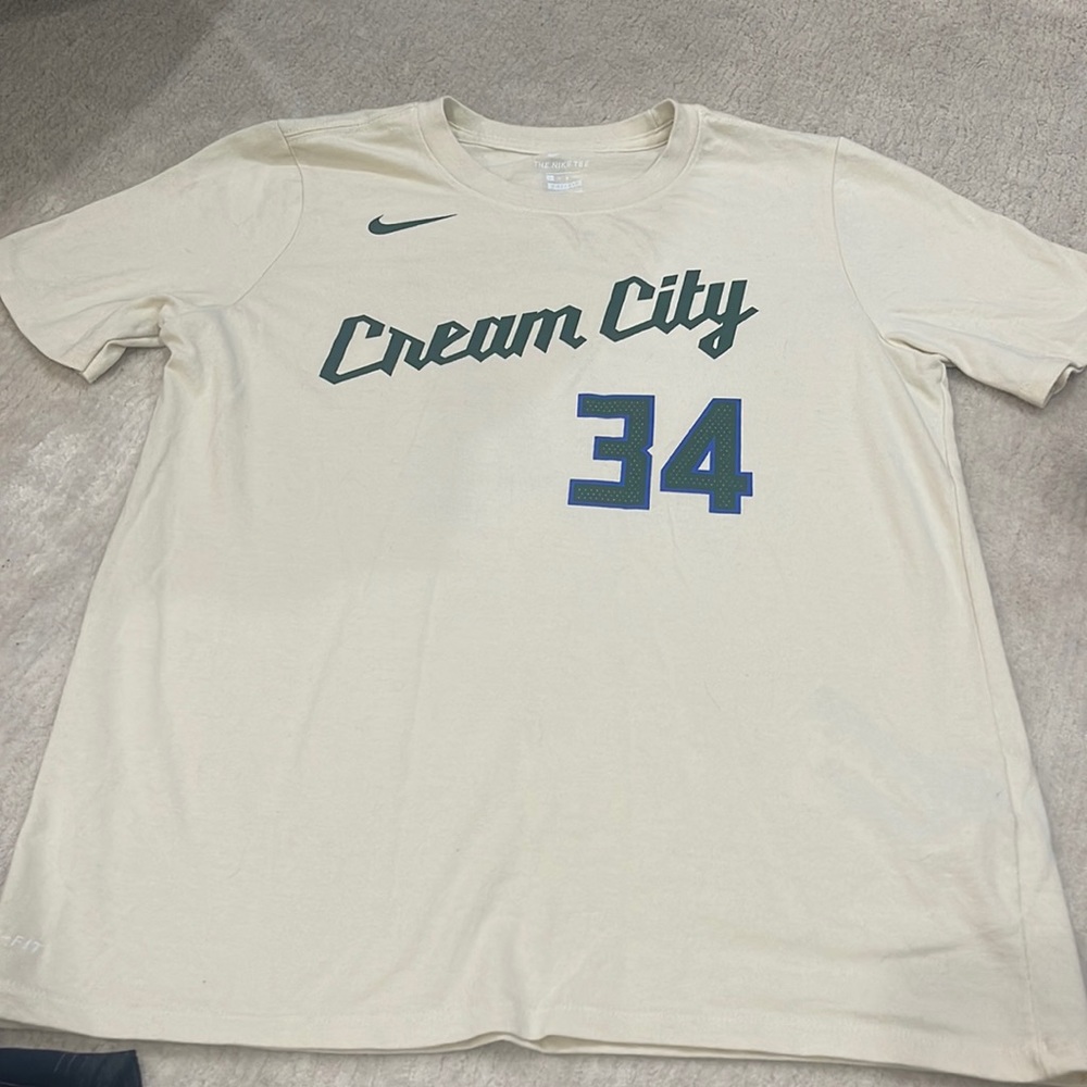 Nike Tee: ANTETOKOUNMPO